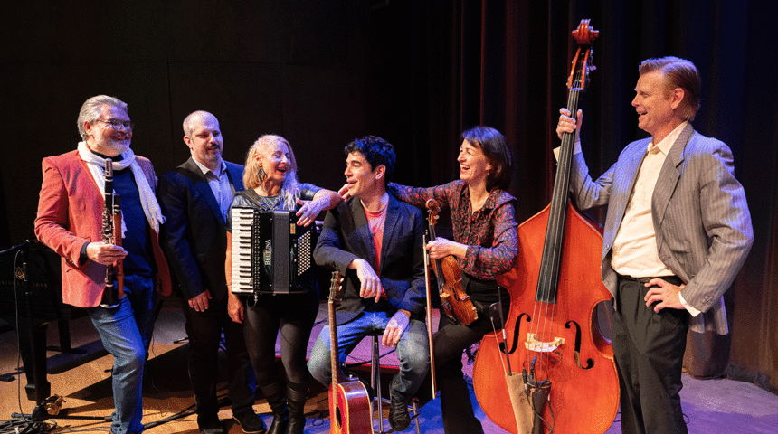 Gruppenfoto der Band mit Instrumenten