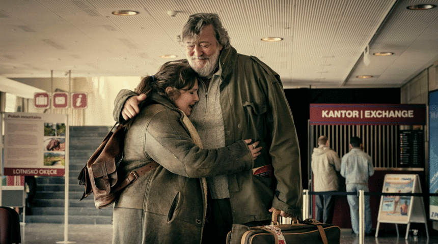 Tochter und Vater in enger Umarmung im Foyer eines Flughafens