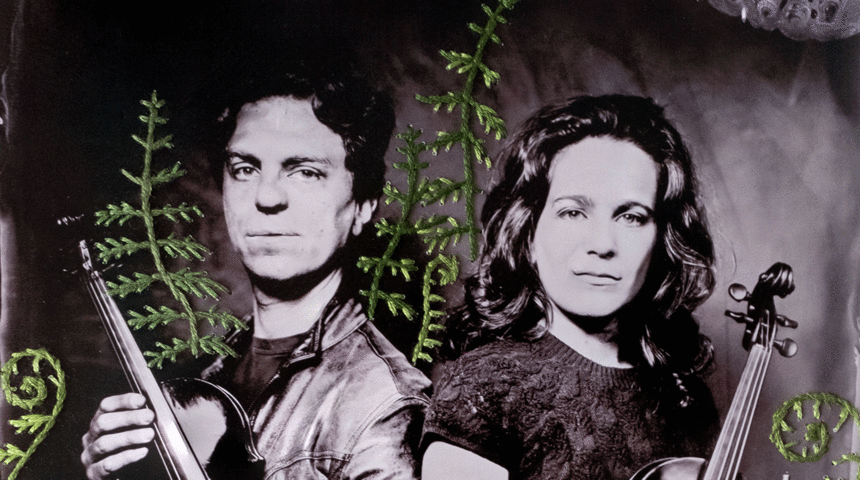 Shulman-Ment und Reisman mit Violinen, über die Aufnahme sind grafisch Tannenzweige gelegt.