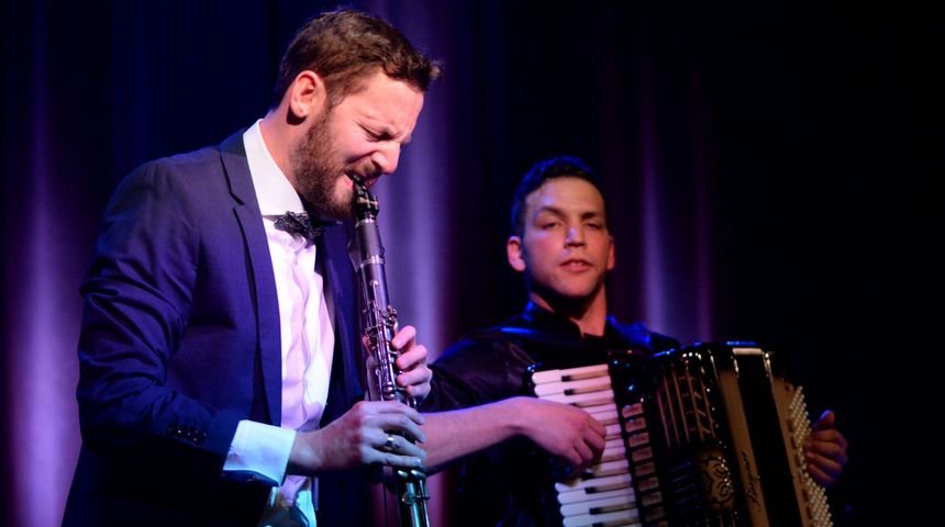 Gal Klein mit Klarinette und Yanush Hurwitz mit Akkordeon auf der Bühne.
