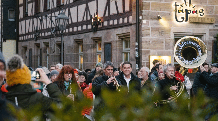 Klezmaniaxx während eines Konzerts in der Fürther Altstadt 