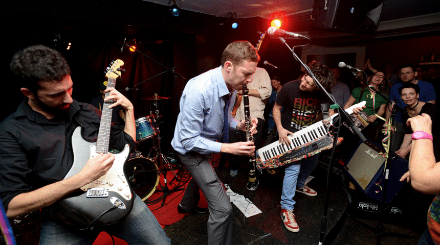 Gal Klein mit Band auf der Bühne.